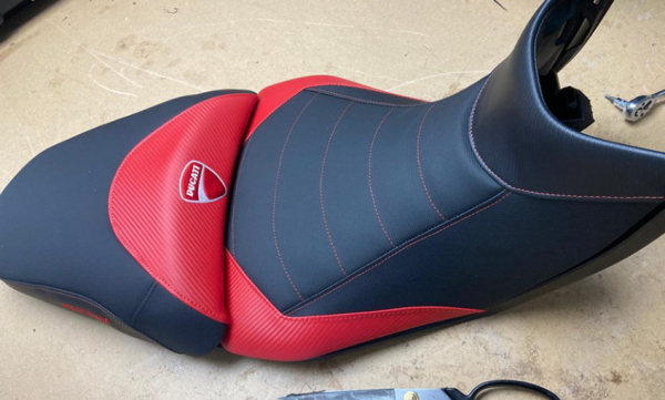 Jok motor dengan desain warna-warni yang ceria